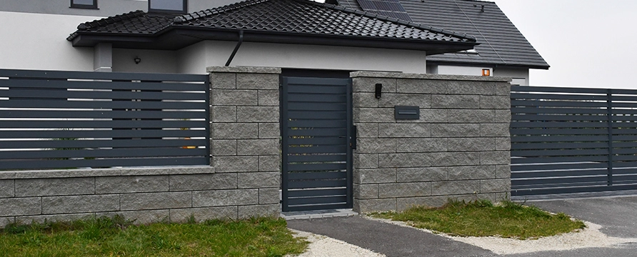 Realizacja ogrodzenia betonowego (Małopolska) – bloczki z rodziny GORC® Peak w kolorze wanad – joniec.pl