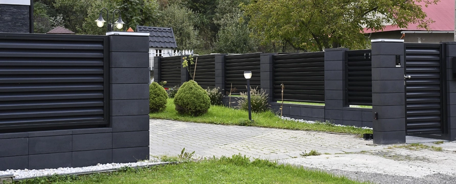 ROMA Horizon grafit – monochromatyczne ogrodzenie betonowe z bloczków w Dolnośląskiem
