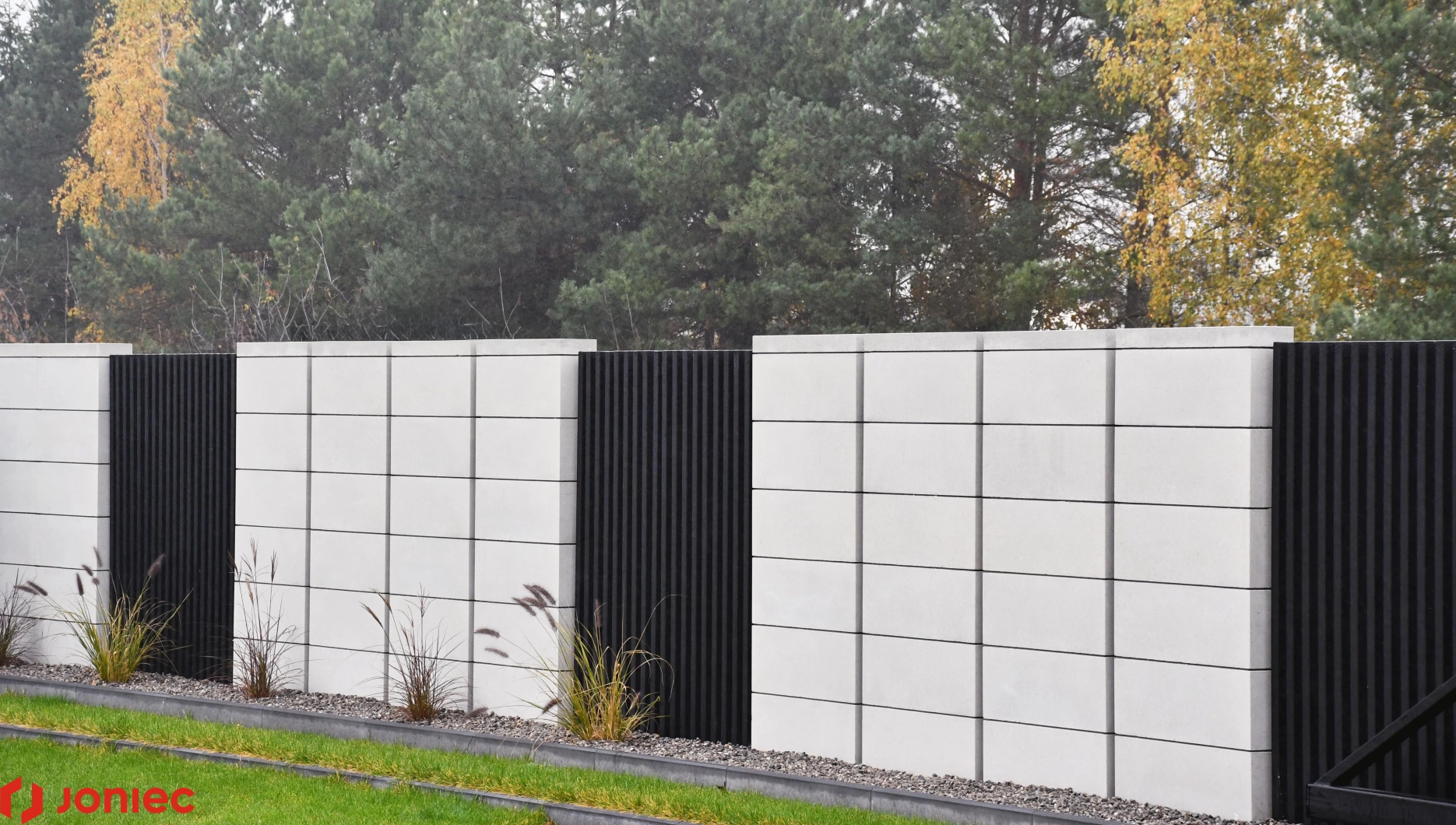 Realizacja ogrodzenia betonowego w Łódzkiem, z bloczków modułowych ROMA Mega snow – joniec.pl