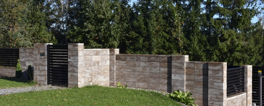 Realizacja ogrodzenia betonowego (Śląsk) z bloczków modułowych ROMA Horizon amber – joniec.pl