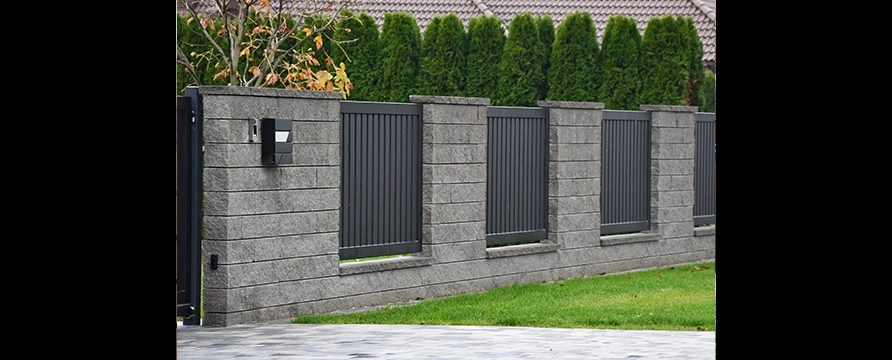 Ogrodzenie betonowe (Kraków – okolice) – realizacja z bloczków modułowych GORC® Peak wanad – joniec.pl
