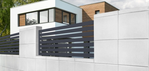 Beton architektoniczny vs bloczki ogrodzeniowe zalewowe – które ogrodzenie lepiej sprawdzi się przy nowoczesnym domu?