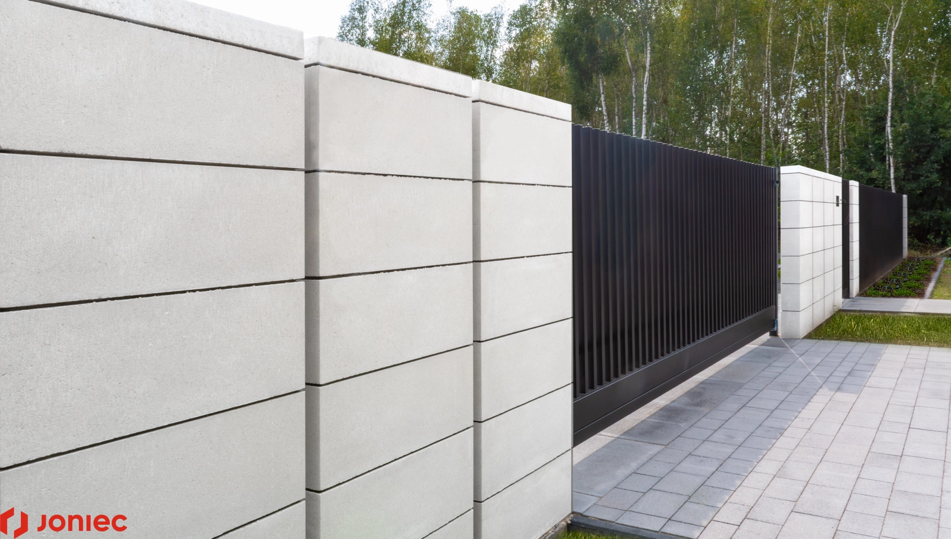 Ogrodzenie betonowe (Częstochowa – okolice) – realizacja z bloczków modułowych ROMA Horizon biel – joniec.pl