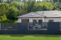 Ogrodzenie betonowe (Wrocław – okolice) – realizacja z bloczków modułowych ROMA Horizon grafit – joniec.pl
