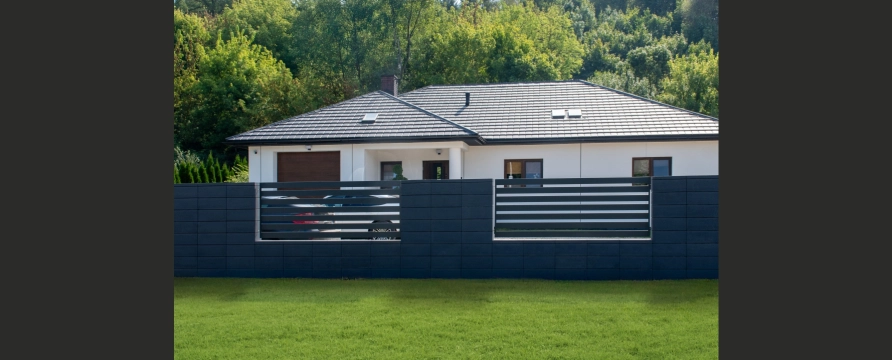 Ogrodzenie betonowe (Wrocław – okolice) – realizacja z bloczków modułowych ROMA Horizon grafit – joniec.pl