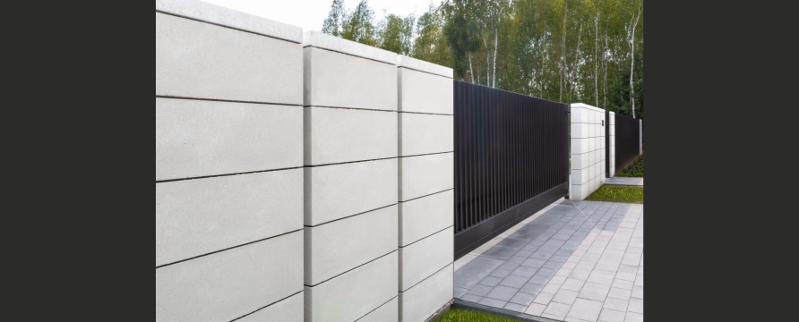 Ogrodzenie betonowe (Częstochowa – okolice) – realizacja z bloczków modułowych ROMA Horizon biel – joniec.pl