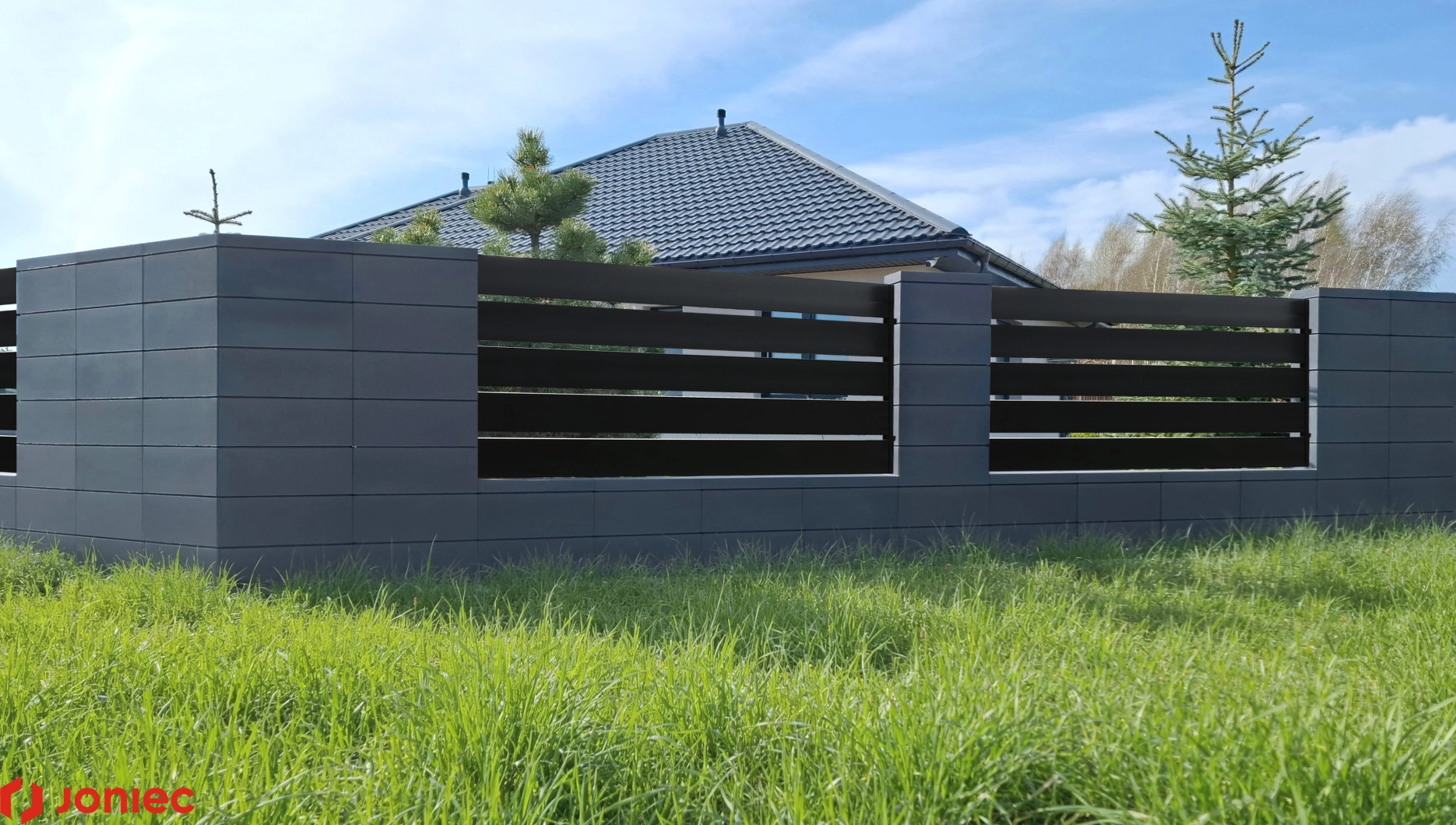 Ogrodzenie betonowe (Szczecin – okolice) – realizacja z bloczków modułowych ROMA Horizon ECO grafit – joniec.pl