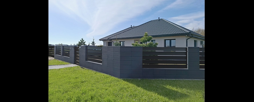 Ogrodzenie betonowe (Szczecin – okolice) – realizacja z bloczków modułowych ROMA Horizon ECO grafit – joniec.pl