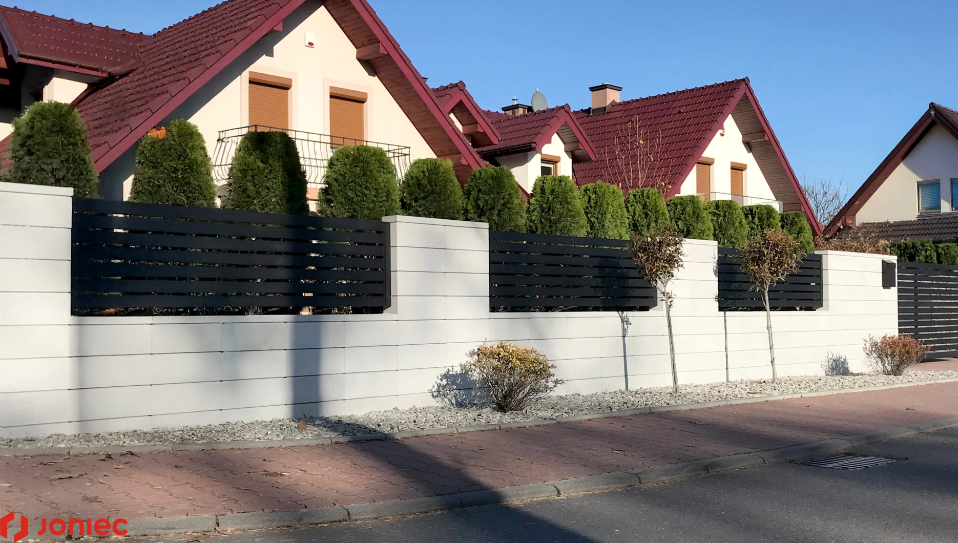 Ogrodzenie betonowe (Katowice) – realizacja z białych bloczków modułowych ROMA Horizon ECO  – joniec.pl