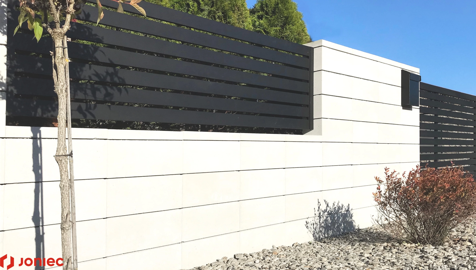 Ogrodzenie betonowe (Katowice) – realizacja z białych bloczków modułowych ROMA Horizon ECO  – joniec.pl