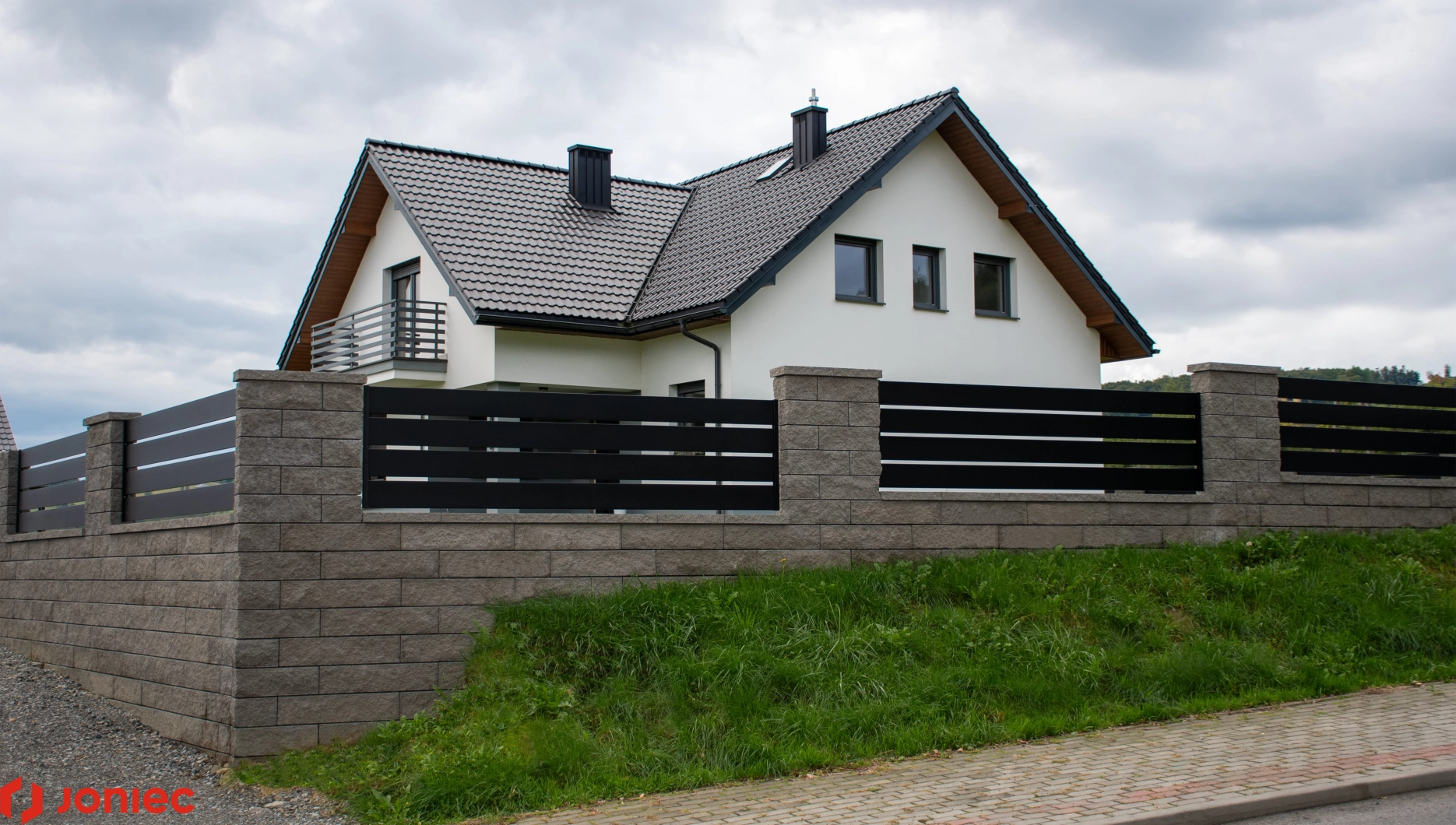 Ogrodzenie betonowe (Płock) – realizacja z bloczków łupanych JONIEC® – joniec.pl