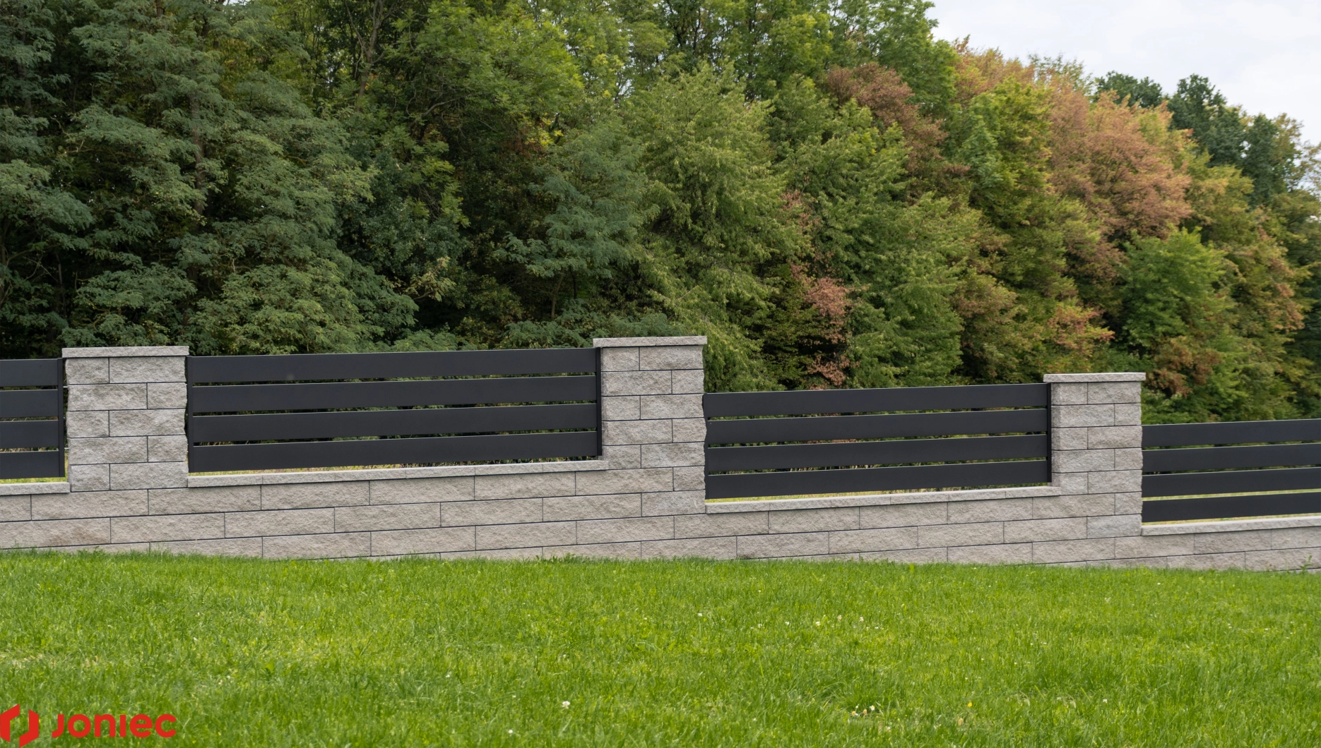 Ogrodzenie betonowe (Płock) – realizacja z bloczków łupanych JONIEC® – joniec.pl