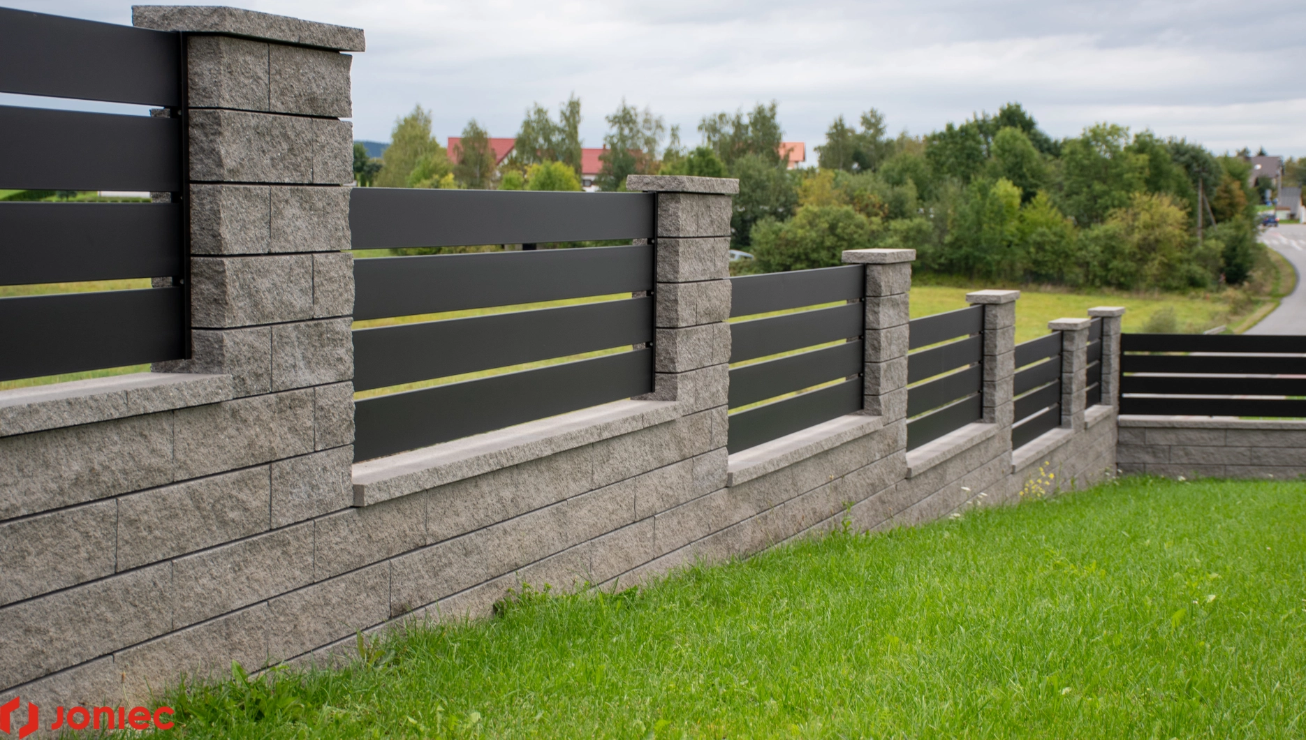 Ogrodzenie betonowe (Płock) – realizacja z bloczków łupanych JONIEC® – joniec.pl