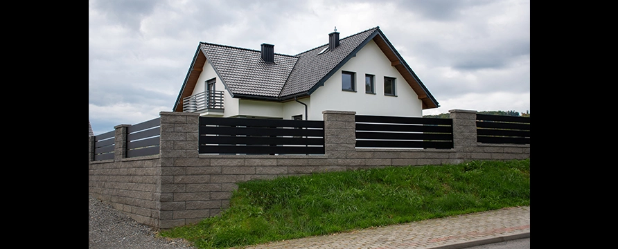Ogrodzenie betonowe (Płock) – realizacja z bloczków łupanych JONIEC® – joniec.pl