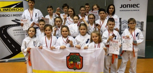 Karatecy JONIEC TEAM - ARS KLUB KYOKUSHINKAI  z kolejnymi medalami.